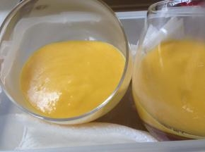 将杯子倾斜摆放，将芒果汁倒入杯中（我做了两人分量），放入冰箱冷藏至凝固