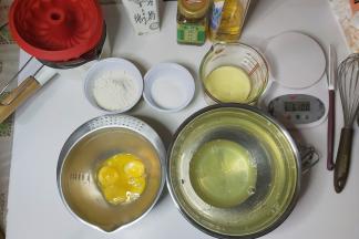 首先准备好全部食材，称重备用。（蛋白跟蛋黄分离）