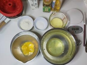 首先准备好全部食材，称重备用。（蛋白跟蛋黄分离）