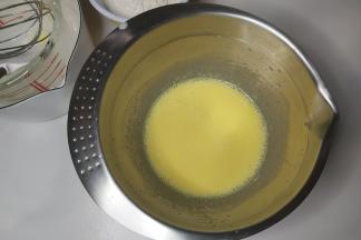 把蛋黄搅散，然后倒入上一步做好的牛奶溶液，一边慢慢倒入，一边搅拌均匀。