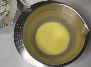 把蛋黄搅散，然后倒入上一步做好的牛奶溶液，一边慢慢倒入，一边搅拌均匀。