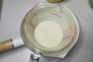 牛奶、植物油、糖桂花直接装在一个容器内，隔热水搅拌均匀。