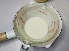 牛奶、植物油、糖桂花直接装在一个容器内，隔热水搅拌均匀。