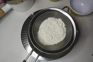 筛入小米蛋糕粉。（可以提前把小米蛋糕粉过筛两次，效果更加细腻）