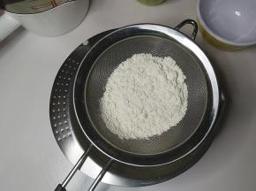 筛入小米蛋糕粉。（可以提前把小米蛋糕粉过筛两次，效果更加细腻）