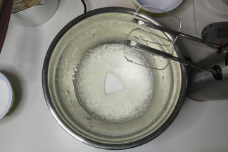 蛋白加入几滴柠檬汁，电动打蛋器打至鱼眼泡状态，然后加入三分之一的细砂糖，盆边一定要刮干净，然后继续打发，蛋清开始变细腻状态，加入余下一半的细砂糖，继续打发。