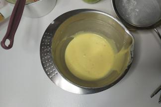 用蛋抽划一字拌匀。