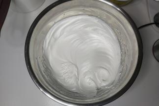 当蛋清变浓稠开始出现纹路时，加入余下的细砂糖，慢慢的直到打蛋头感觉有阻力，有直立小尖角就好了。