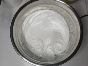 当蛋清变浓稠开始出现纹路时，加入余下的细砂糖，慢慢的直到打蛋头感觉有阻力，有直立小尖角就好了。