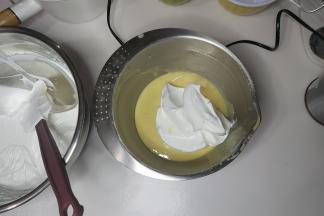 取出准备好的蛋黄糊，加入三分之一的蛋白霜，用刮刀翻拌均匀，然后再加入三分之一的蛋白霜，再次快速的翻拌均匀。