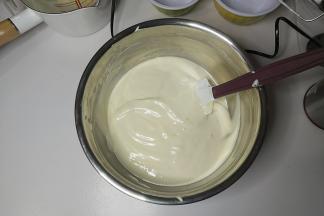 当翻拌至看不到蛋白霜后，再把拌好面糊倒回把剩下的蛋白霜内，同样的方法拌匀。