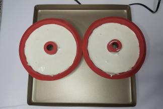 将准备好的面糊倒入模具，震一下，放在烤盘上。