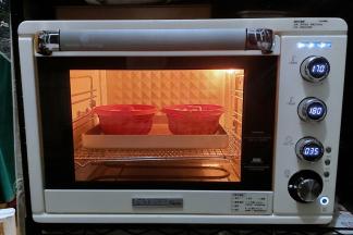 放入上火170度下火180度预热好的烤箱，烘烤35分钟。（根据自己的速度提前预热烤箱，至少预热十分钟）