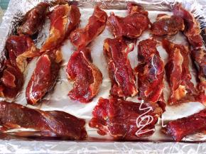 腌制后的牛肉干摆放在烤盘上