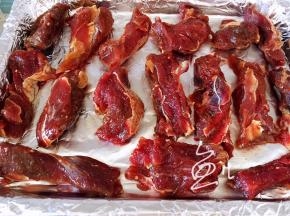 腌制后的牛肉干摆放在烤盘上