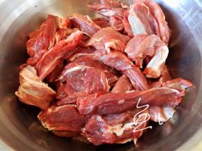 牛肉洗净，切成1厘米见方、5厘米左右的长条