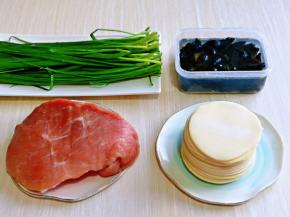 准备食材，猪肉我选用的后腿肉，可以根据个人喜欢选择，黑木耳提前泡发。