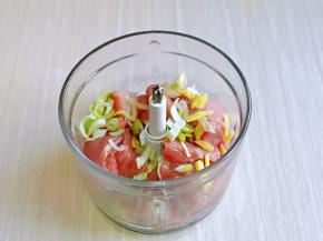 放入绞肉机中，加入葱姜。