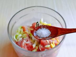 按个人口味加入盐，再加入十三香。