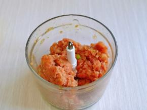 把调味料加进去与肉一起绞，特别好呦～