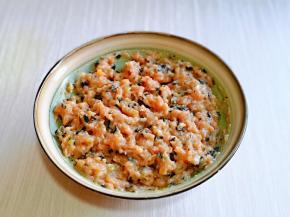 加入食用油，顺时针充分的搅拌均匀，放旁边静置15分钟。