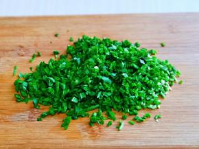 韭菜洗干净，切碎。