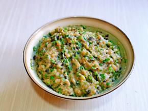 再加入静置好的肉糜中，再加入适量纯净水，顺时针搅拌均匀。