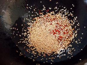 油锅烧热，放入辣椒粉、孜然粒、熟芝麻翻炒片刻