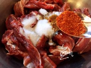 放入辣椒粉