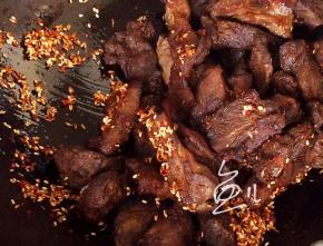 放入烤熟的牛肉干翻炒均匀即可