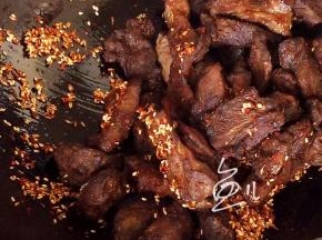放入烤熟的牛肉干翻炒均匀即可