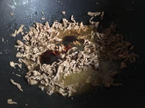 变色后倒入少许啤酒（或料酒、黄酒）、适量盐、1勺蚝油、2勺生抽不停翻炒；