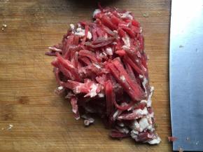 将牛肉切成细丝；