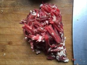 将牛肉切成细丝；