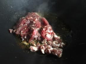 将牛肉切成丝，锅中倒入稍多的油，油热倒入牛肉丝停爆炒；