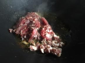 将牛肉切成丝，锅中倒入稍多的油，油热倒入牛肉丝停爆炒；