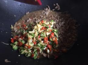 啤酒快收干时倒入上述辣椒料;