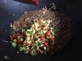 啤酒快收干时倒入上述辣椒料;