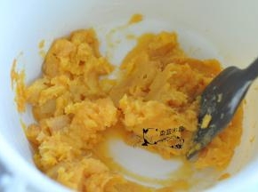 将蜜薯压成泥状。