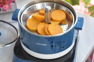 六鳌蜜薯去皮，切成片状，上锅蒸熟。