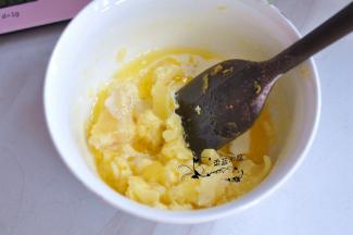 奶油奶酪里加入糖、淡奶油，用微波炉加热几十秒，至完全混合，再筛入低粉拌匀。