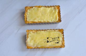 把奶酪糊倒入派盘中。