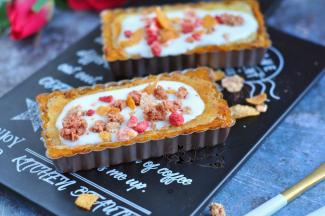 取出后晾凉，表面倒些酸奶，再撒些草莓酸奶燕麦片。