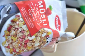 加入草莓酸奶燕麦片。