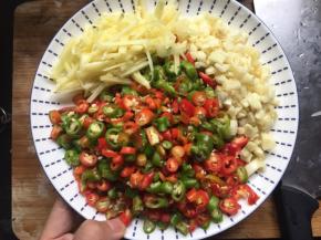 首先将辣椒、大蒜、生姜都切碎备用了。（辣椒切斜刀块、蒜片、姜片等形状都可根据自身喜好）