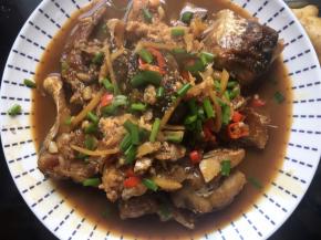 转中小火炖煮约15分钟至入味，转大火放适量盐收汁，装盘撒上葱花即可。