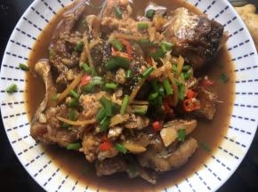 转中小火炖煮约15分钟至入味，转大火放适量盐收汁，装盘撒上葱花即可。