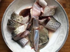 鲻鱼去头尾、鳞、内脏，洗净滤干，切成寸段；