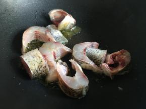 炒锅烧热加入植物油，下鲻鱼段略煎；