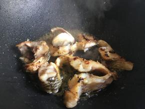 烹入料酒去腥，并下葱段、姜片、蒜头煸香；